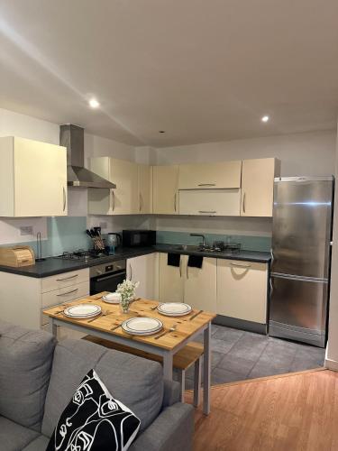 Modern 2bed 2bath • Balcony •Near Stratford & Tube - image 10