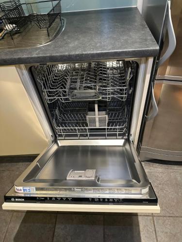 Modern 2bed 2bath • Balcony •Near Stratford & Tube