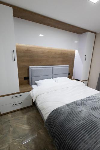1 queen bed, 1 sofa bed