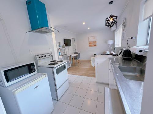 Konyha, Bright Eden Park two bed townhouse private parking in Eden Hegy