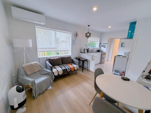 Bright Eden Park two bed townhouse private parking in Eden Hegy