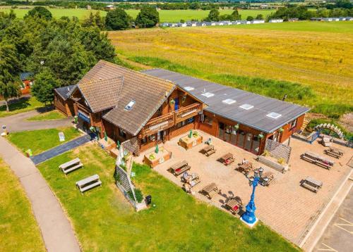 Laura's Lodge Hot Tub Log Cabin, Felmoor Park, Morpeth, Northumberland in ايشوت