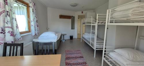 1 twin bed, 4 bunk beds