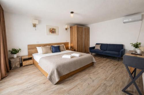 1 king bed, 1 sofa bed