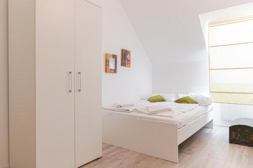 Cozy 2BR Apt, Steps to Belvedere & City Center