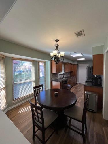 Konyha, Perfect! Spacious 4-Bedroom Whole House Retreat in Lewisville (Texas)