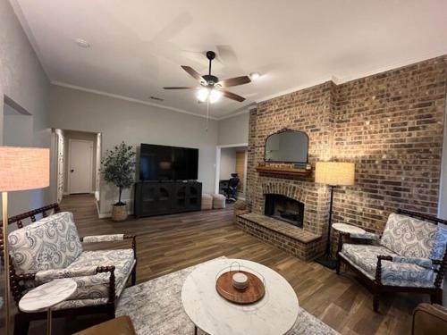 Perfect! Spacious 4-Bedroom Whole House Retreat in Lewisville (Texas)