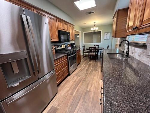 Perfect! Spacious 4-Bedroom Whole House Retreat in Lewisville (Texas)