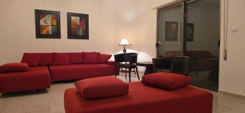 Downtown living appartment stylish luxe شقة مفروشة فاخرة في بين دير غبار والصويفيه - image 2