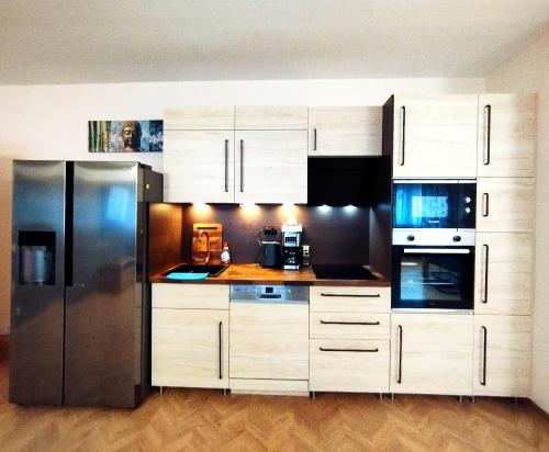 OVER RIVER near FRANKFURT-130 QM-4 ROOMS- 6 BEDS- FREE PARKING- AC in Hainburg