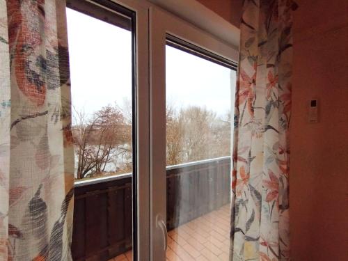 OVER RIVER near FRANKFURT-130 QM-4 ROOMS- 6 BEDS- FREE PARKING- AC in Hainburg