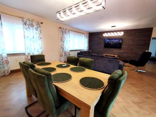 OVER RIVER near FRANKFURT-130 QM-4 ROOMS- 6 BEDS- FREE PARKING- AC in Hainburg