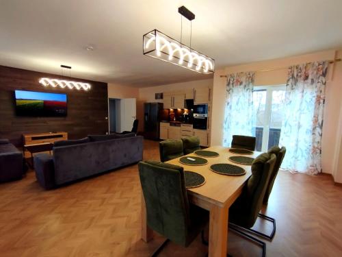 OVER RIVER near FRANKFURT-130 QM-4 ROOMS- 6 BEDS- FREE PARKING- AC in Hainburg