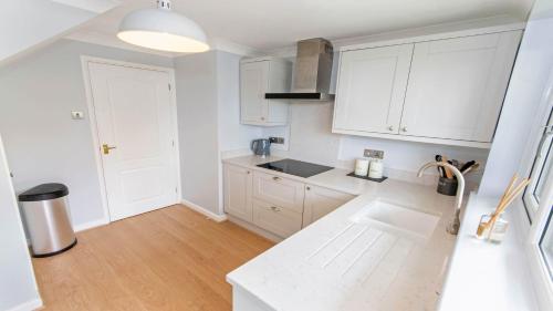 Iekārtas, Oceanside Sleeps 6 Walk to Beach Stylish in Croyde