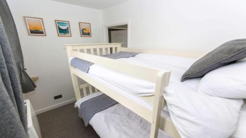 Oceanside Croyde 3 Bedrooms Sleeps 6 - image 4