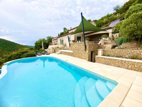 Belle et grande villa contemporaine, piscine, vue mer