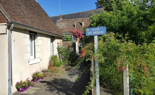 LA PETITE LUCETTE, maison avec sa cour et son troglo