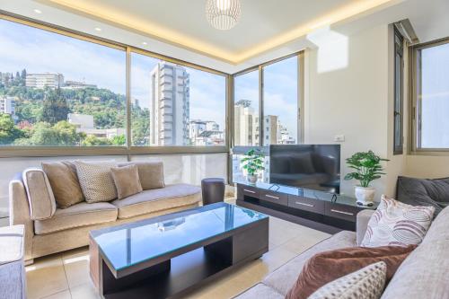 Alti - 3-BR Apt by Santa Maria in Jal el Dib – khách sạn tại Bsalim