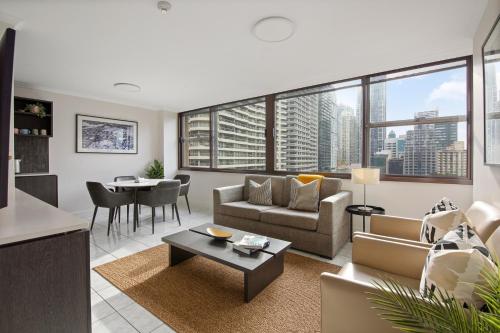 City Escape with Spa Access in Darlinghurst - image 13