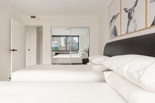 City Escape with Spa Access in Darlinghurst - image 11