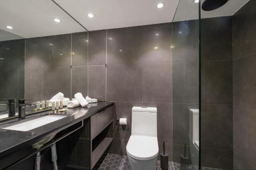 City Escape with Spa Access in Darlinghurst - image 7