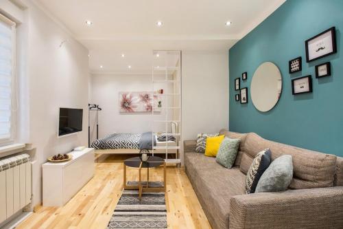 Cozy City Center Nest - Quiet Courtyard Patio