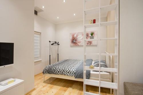 Cozy City Center Nest - Quiet Courtyard Patio - image 5