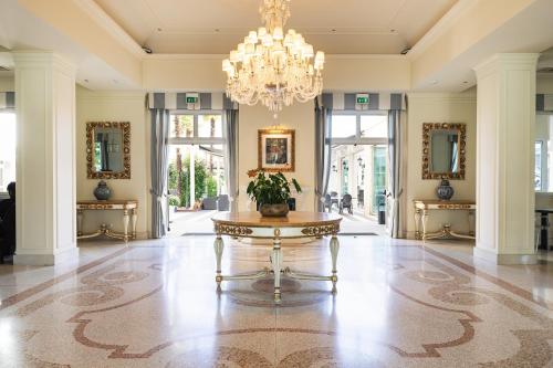 Lobby, Savoia Hotel Regency in Cerodolo