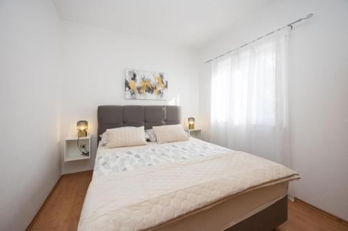 Apartment in Okrug Gornji with sea view, air conditioning, WiFi, washing machine 5049-1, Trogir (photo 9)