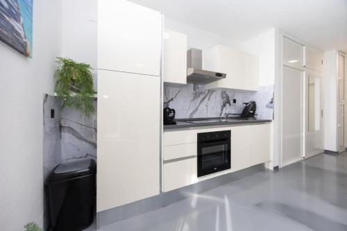Apartment in Okrug Gornji with sea view, air conditioning, WiFi, washing machine 5049-1, Trogir (photo 5)