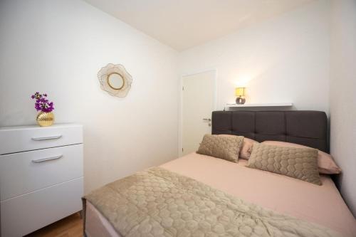 Apartment in Okrug Gornji with sea view, air conditioning, WiFi, washing machine 5049-1, Trogir (photo 10)