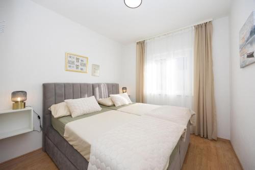 Apartment in Okrug Gornji with sea view, air conditioning, WiFi, washing machine 5049-1, Trogir (photo 8)