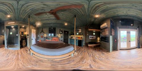 "Air Fort One" Aviation-Themed Luxury Treehouse Near Dollywood & Pigeon Forge - Catlettsburg, TN