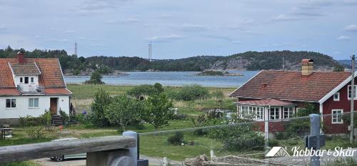 Skats, Apartment in Höviksnäs, 300 m from the sea with a view of the Tjörn Bridge SE09112 (Apartment in Hoviksnas, 300 m from the sea with a view of the Tjorn Bridge SE09112) in Höviksnäs