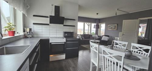 virtuve, Apartment in Höviksnäs, 300 m from the sea with a view of the Tjörn Bridge SE09112 (Apartment in Hoviksnas, 300 m from the sea with a view of the Tjorn Bridge SE09112) in Höviksnäs