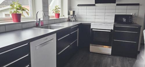 virtuve, Apartment in Höviksnäs, 300 m from the sea with a view of the Tjörn Bridge SE09112 (Apartment in Hoviksnas, 300 m from the sea with a view of the Tjorn Bridge SE09112) in Höviksnäs