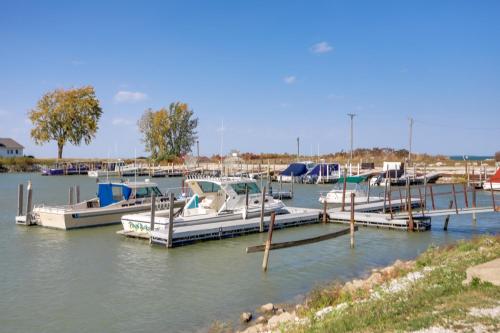 Pet-Friendly Oak Harbor Condo Walk to Lake! in Sand Beach, USA