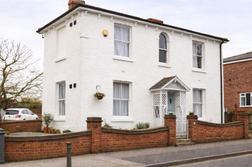 landvue stays, The Colchester town White House 4 bed 2 bath! gîte à louer Colchester Town Railway Station