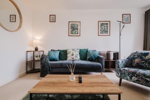 Modern and comfortable 3 bed house – khách sạn tại Wootton