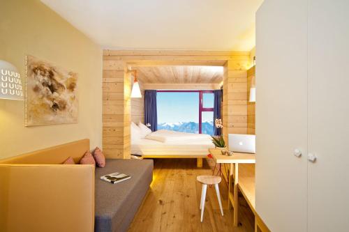 1 queen bed, 1 sofa bed