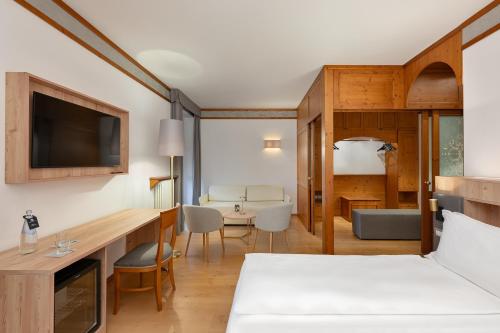 room detail thumbnail 1