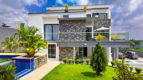 Luxury Bedroom Suites in Aburi with Pool & Jacuzzi in Aburi