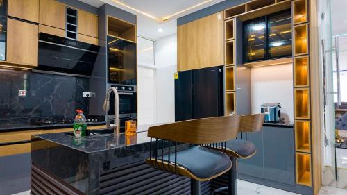 virtuve, Luxury Bedroom Suites in Aburi with Pool & Jacuzzi in Aburi