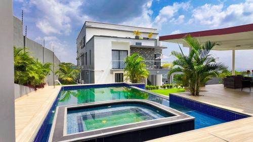 Peldbaseins, Luxury Bedroom Suites in Aburi with Pool & Jacuzzi in Aburi