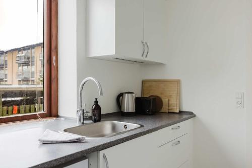 Expat Stay Stylish Long Term Flat - image 5