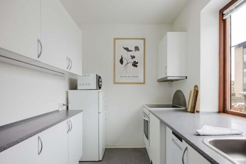 Expat Stay Stylish Long Term Flat - image 10