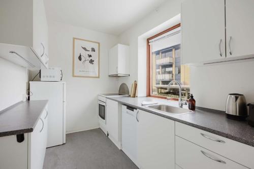 Expat Stay Stylish Long Term Flat - image 6