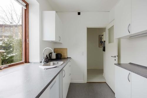 Expat Stay Stylish Long Term Flat - image 9