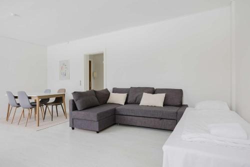 Expat Stay Stylish Long Term Flat - image 8