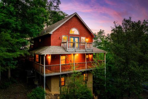 Luxe & Charming Gem near Dollywood - Hot Tub & View, Pigeon Forge